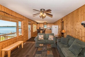 Smart TV, fireplace, DVD player, books - 4 Seasons availability, Level elevation, lake front cabin WiFi, Heat, AC (Nisswa)