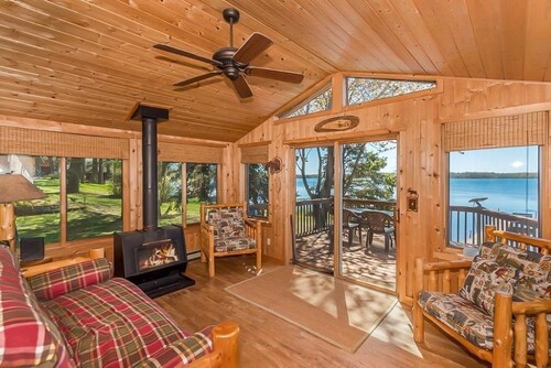 4 Seasons availability, Level elevation, lake front cabin WiFi, Heat, AC