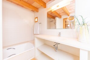 Douche, sèche-cheveux, serviettes fournies