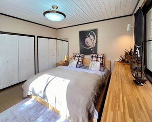 3 bedrooms, desk, internet, bed sheets