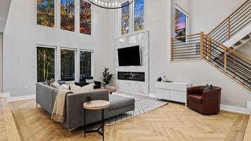Smart-TV, Kamin, Tischfußball, Bücher