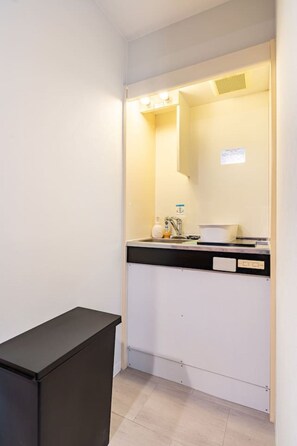 Een koelkast, een microgolfoven, een kookplaat