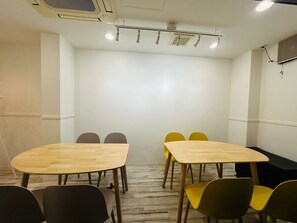 Dining - Enjoy trick art and hot plates Spacious 140 4 minutes walk from station WIFI baby bed max 14 - Konamon House / Osaka Ōsaka (Osaka)