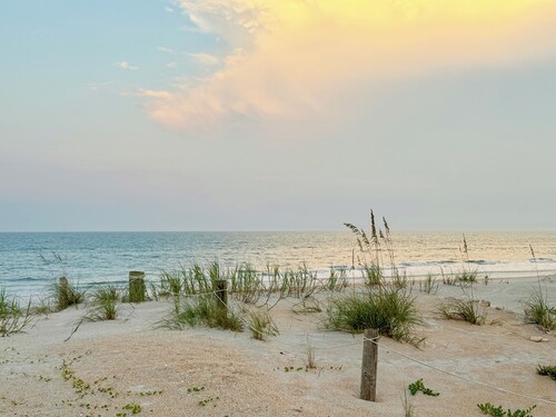 Spacious 3BR Beach House, Hot Tub, Walk to Ocean – Dog Friendly