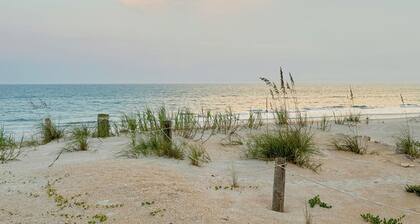 Spacious 3BR Beach House, Hot Tub, Walk to Ocean â Dog Friendly
