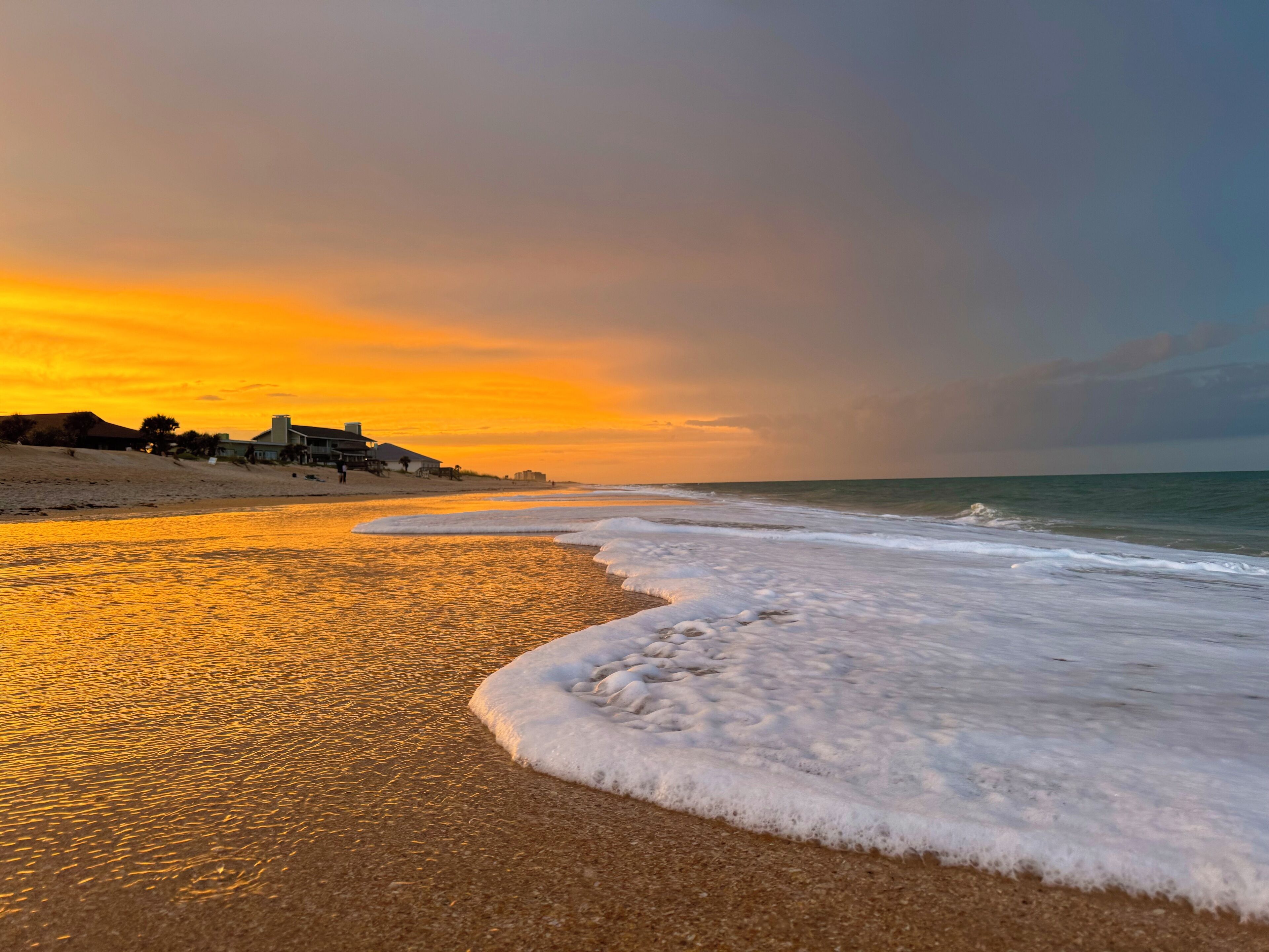 Beach nearby, sun loungers, beach towels