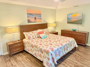 3 habitaciones, escritorio y tabla de planchar con plancha 