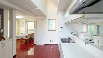 Refrigerador, microondas, parrilla de estufa y utensilios de cocina