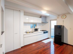 Fridge, microwave, stovetop, cookware/dishes/utensils