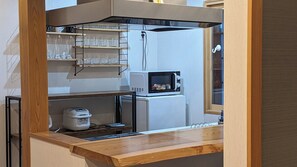 Kühlschrank, Mikrowelle, Herdplatte, Wasserkocher