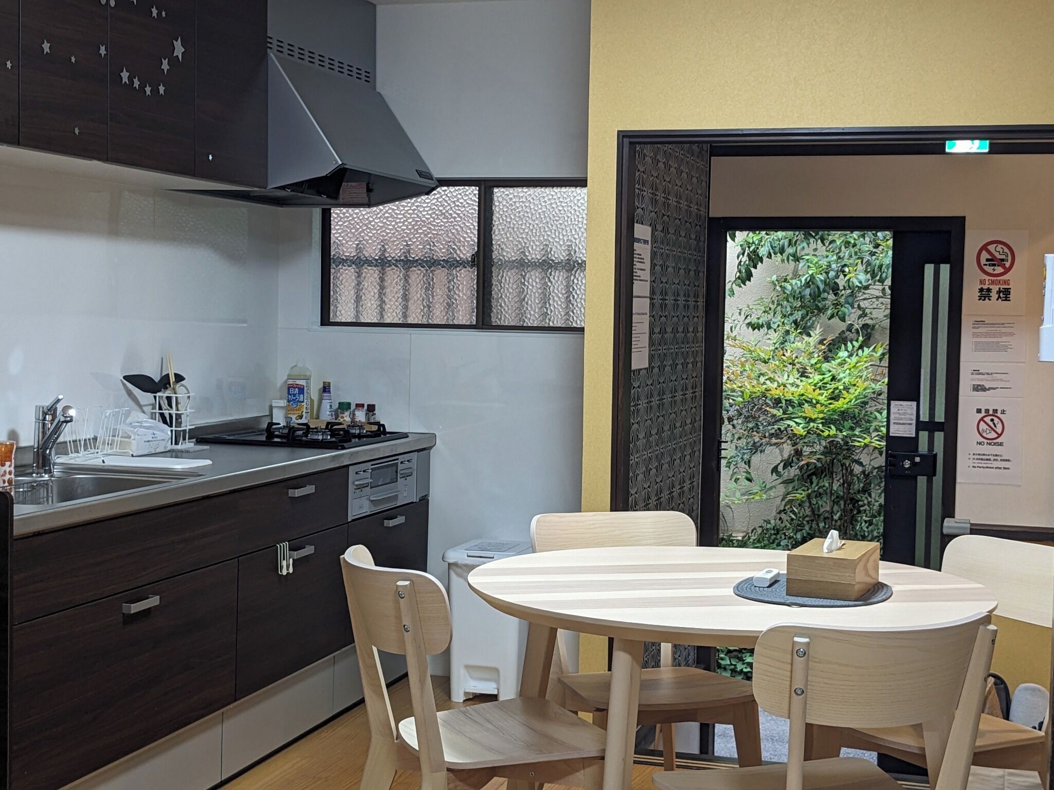 Geladeira, micro-ondas, talheres/pratos/utensílios de cozinha