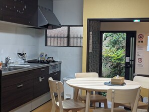 Refrigerador, microondas y utensilios de cocina 