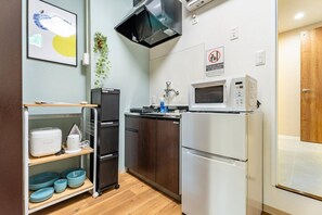 Refrigerador, microondas, placa de cocina, utensilios de cocina