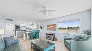 Smart TV, books - 2 BR Beach Condo, Boutique Resort, 1st Fl Walkout, Steps to Pool & Beach Sleep 6 (Satellite Beach)