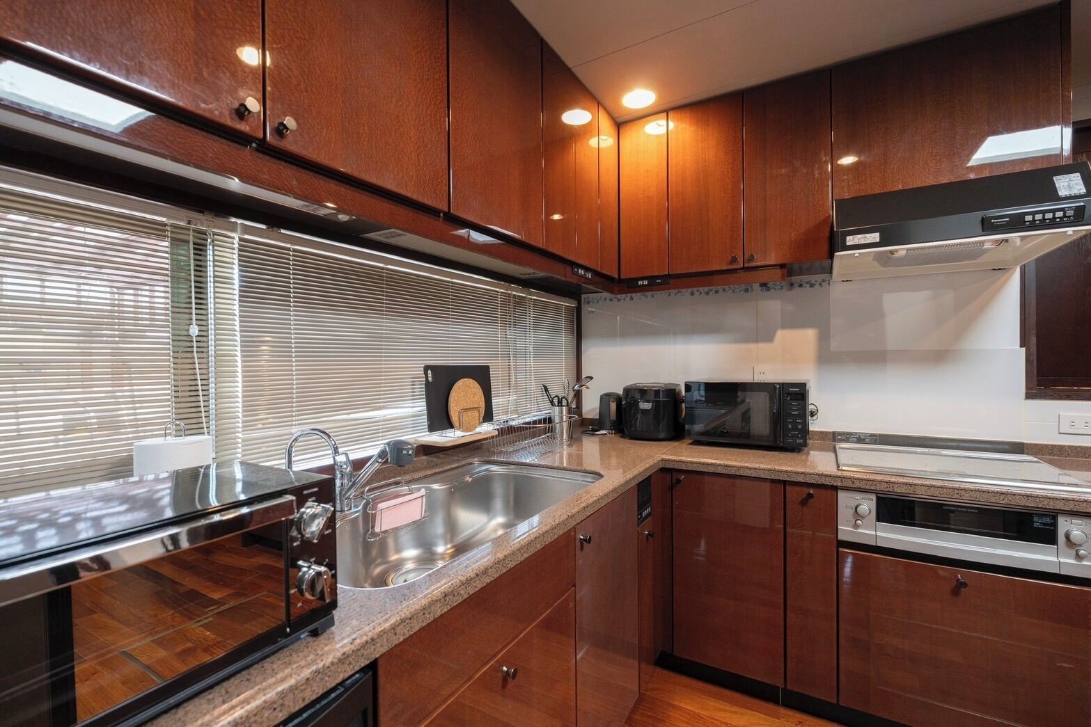 Réfrigérateur, micro-ondes, plaque de cuisson