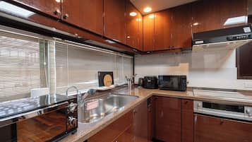 Réfrigérateur, micro-ondes, plaque de cuisson