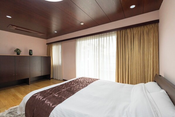 6 bedrooms, desk, iron/ironing board, free WiFi