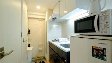 Fridge, microwave, stovetop, cookware/dishes/utensils