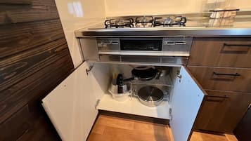 Refrigerador, microondas, parrilla de estufa y utensilios de cocina