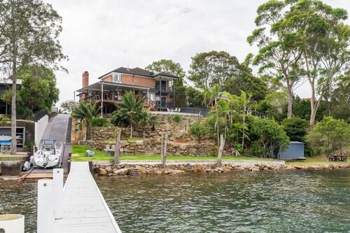 The Lake House at Lake Macquarie - Waterfront 5 Bedroom Luxury Home With Jetty
