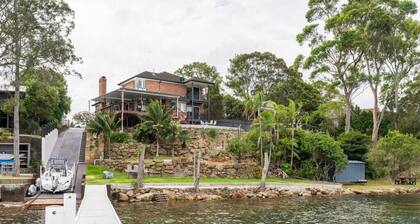 The Lake House at Lake Macquarie - Waterfront 5 Bedroom Luxury Home With Jetty