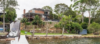 The Lake House at Lake Macquarie - Waterfront 5 Bedroom Luxury Home With Jetty