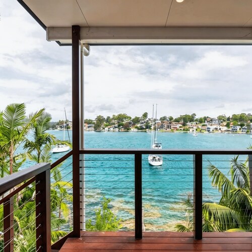 The Lake House at Lake Macquarie - Waterfront 5 Bedroom Luxury Home With Jetty