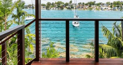 The Lake House at Lake Macquarie - Waterfront 5 Bedroom Luxury Home With Jetty