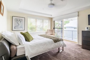 5 Schlafzimmer, Schreibtisch, Bügeleisen/Bügelbrett, Reisekinderbett