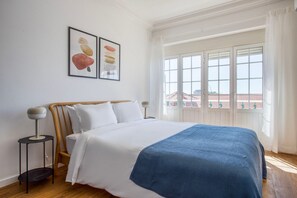 3 bedrooms, iron/ironing board, WiFi, bed sheets - Blueground | Santo António, furnished + kitchen (Lisbon)