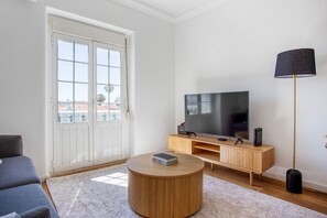 TV, stereo - Blueground | Santo António, furnished + kitchen (Lisbon)