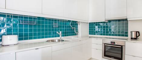 雪櫃、微波爐、焗爐、爐具