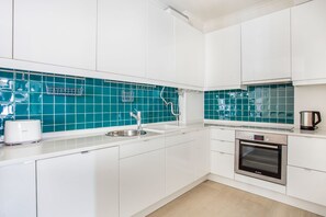 Fridge, microwave, oven, stovetop - Blueground | Monte do Estoril, fully furnished (Estoril)