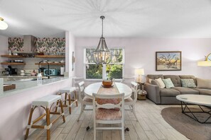 Interior - Updated1 Beautiful Decor! Walk to Beach & Eats (St. Augustine)