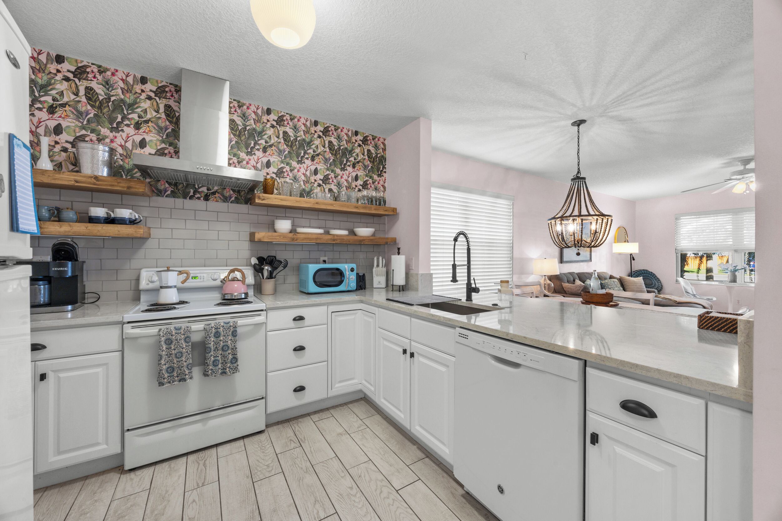 Køleskab, mikrobølgeovn, ovn, kogeplade