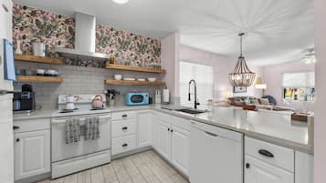 Køleskab, mikrobølgeovn, ovn, kogeplade