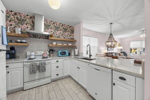 Køleskab, mikrobølgeovn, ovn, kogeplade