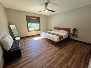 4 عدّة غرف نوم وواي فاي مجانًا وملاءات أسرّة