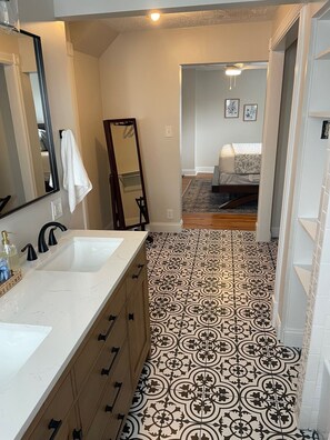 4 bedrooms, desk, iron/ironing board, travel cot - MAGNOLIA ON MAIN! Charming 4-bed, renovated century old home in Williamstown. (Williamstown)