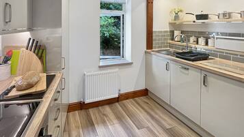 Micro-ondas, fogão, lava-louças