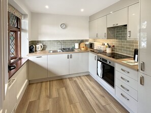 Kühlschrank, Mikrowelle, Ofen, Geschirrspüler