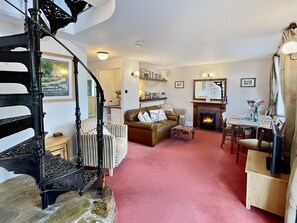 TV, fireplace, DVD player - Gamekeeper's Cottage near Martinhoe (Parracombe)