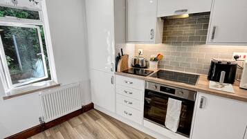 Micro-ondas, fogão, lava-louças