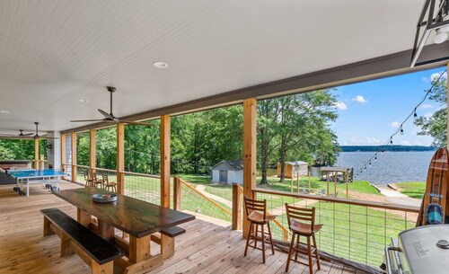 Sleeps 24, HGTV Quality, Private Cul-de-sac Lakehouse on Lake Claiborne