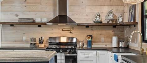 Refrigerador, microondas, horno y parrilla de estufa