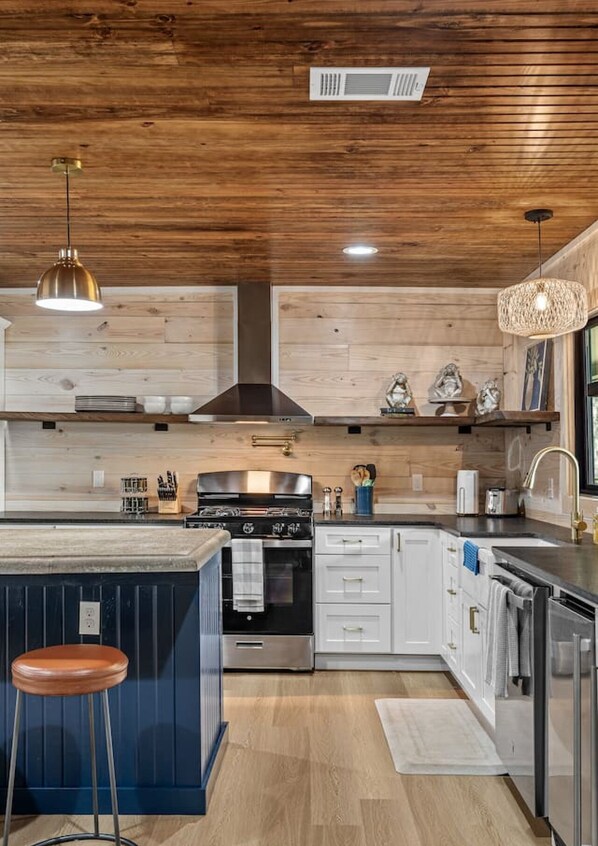 冰箱、微波炉、烤箱、炉灶