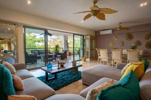 TV, offices - Exclusive Condo | 2BR | Pool & Beach Access (Cancún)