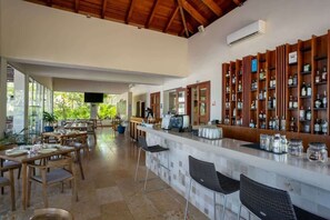 Bar (on property) - Exclusive Condo | 2BR | Pool & Beach Access (Cancún)