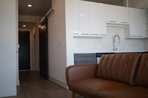 Interior - Cozy 1-bedroom in enjoyable Houston with fitness room, WiFi, Pool, Balcony (Houston)