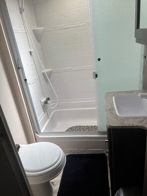 Dusche, HandtĂŒcher, Toilettenpapier